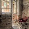 Verlaten plaats - rode fauteuil van Carina Buchspies