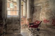 Verlaten plaats - rode fauteuil van Carina Buchspies thumbnail