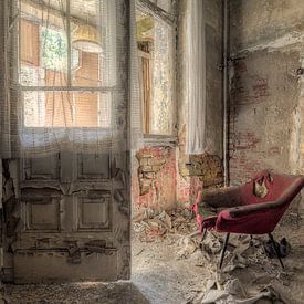 Verlaten plaats - rode fauteuil van Carina Buchspies