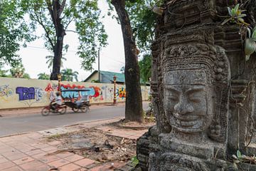 Straatbeeld Siem Reap, Cambodja, Khmer beeld van Frank Alberti