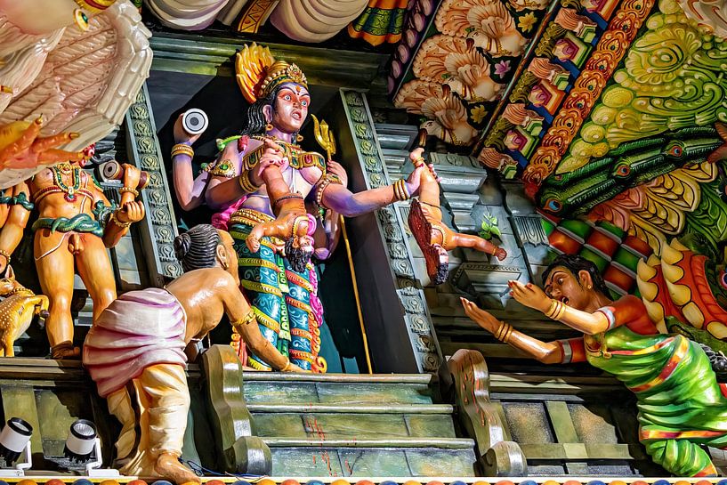 De kleurrijke tempelfiguren van Trincomalee van Roland Brack