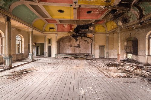 Salle de bal abandonnée.