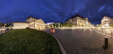 Berlijn Wittenbergplatz - Panorama met metrostation en Kaufhaus des Westens in het blauwe uur van Frank Herrmann