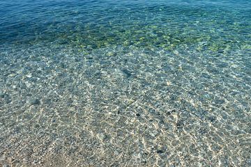 Eau de mer bleue sur la côte méditerranéenne