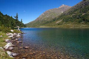 Lac de montagne autrichien avec un climat estival agréable
