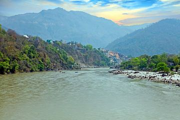 Der heilige Fluss Ganges bei Laxman Jhula im Himalaya in Indien von Eye on You