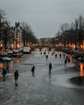 Ice skating on the canals sur Rolf Heuvel