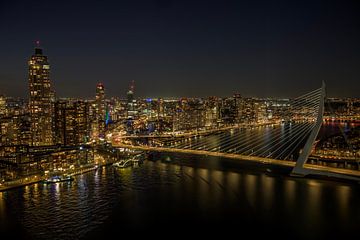 Bruisend Rotterdam by night van Willem Woudenberg / Photobywim