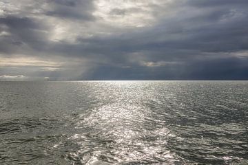 IJsselmeer met donkere wolken