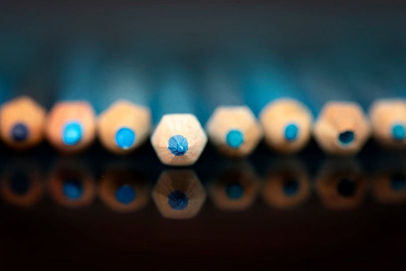 Blauwe potloden in detail. von Maren Oude Essink