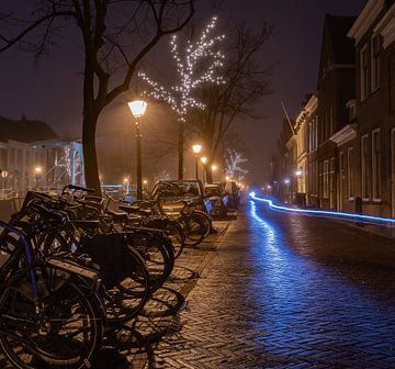 Lichtspoor van een fietser in het donker van Jefra Creations