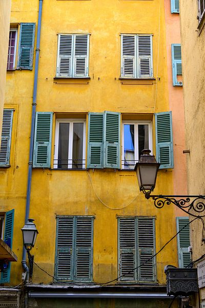 Straßenansicht in Nizza, Frankreich, an einem Sommertag. von Sjoerd van der Wal Fotografie