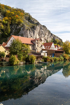 Idyllischer Blick auf den Ort Markt Essing in Bayern
