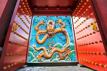 Klassieke rode poort open naar een beeld van de Chinese gele draak van Chihong