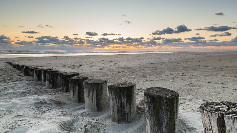 Postes d'Ameland au coucher du soleil par Meindert Marinus