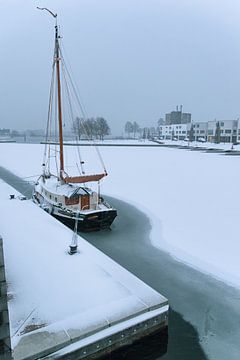 een boot in de haven van Zeewolde in wintertijd. van Robinotof