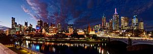 Melbourne skyline in de avond van Atelier Liesjes