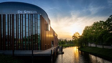Goldene Reflexionen: Der Spiegel in Zwolle von Bart Ros