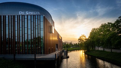 Gouden Reflecties: De Spiegel in Zwolle