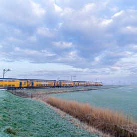 NS Trein in winters landschap van Rob Baken