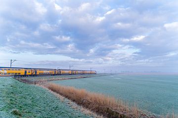 NS-Zug in Winterlandschaft von Rob Baken