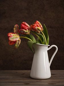 Rote Tulpen in einer Vase von Lorena Cirstea