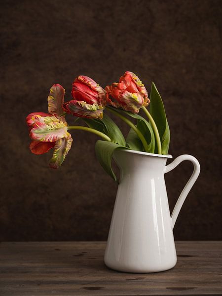 Tulipes rouges dans un vase par Lorena Cirstea