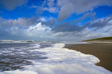 Golven slaan op het Noordzeestrand bij het eiland Texel in de Waddenzee