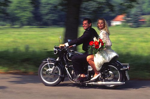 Hochzeitspaar auf dem Motorrad