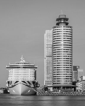 Rotterdam Kopf des Südens mit Kreuzfahrtschiff schwarz und weiß von Sander Groenendijk