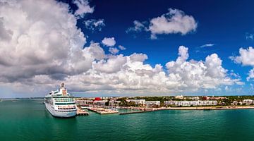 Het cruiseschip lag aangemeerd in de haven van Key West van Yevgen Belich