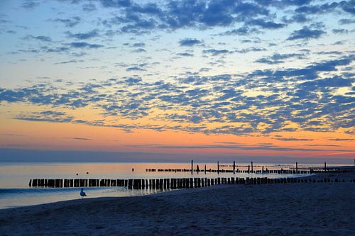 Avondlijke sfeer op het strand van de Poolse Oostzee bij Rewal
