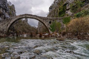 Historische Steinbrücke Kokkorou - Griechenland von Teun Ruijters