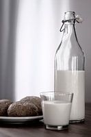 Stilleven met brood en melk