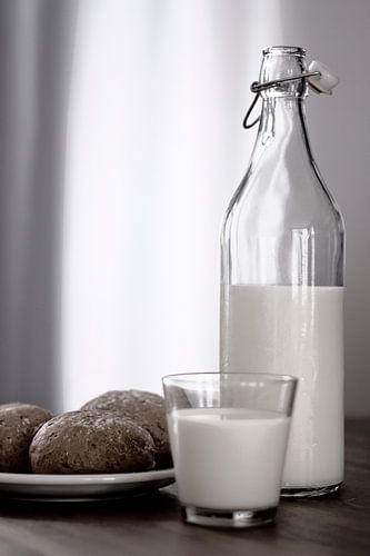 Stilleven met brood en melk