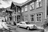 Mercedes 300 SEL in Lærdalsøyri, Noorwegen (zwart-wit) van Evert Jan Luchies thumbnail