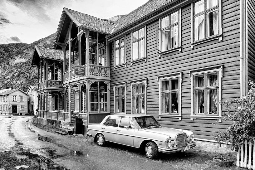 Mercedes 300 SEL in Lærdalsøyri, Noorwegen (zwart-wit) van Evert Jan Luchies