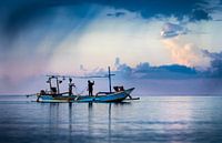 Bali, vissers op zee van Inge van den Brande thumbnail