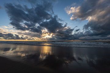 Coucher de soleil sur la plage près de la deuxième Maasvlakte. sur Jaap van den Berg