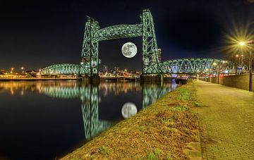 Mond unter der Brücke