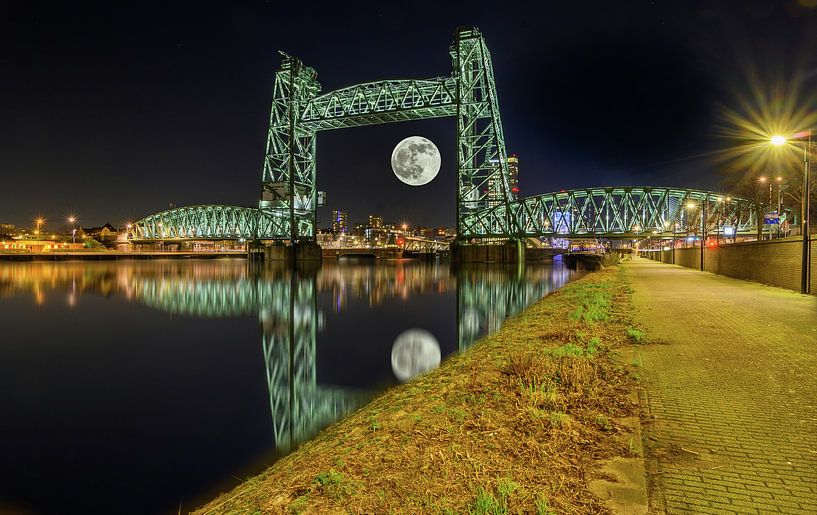 Mond unter der Brücke von Robert Stienstra