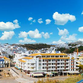 Der Strand von Albufeira an der Algarve in Portugal von Ivo de Rooij