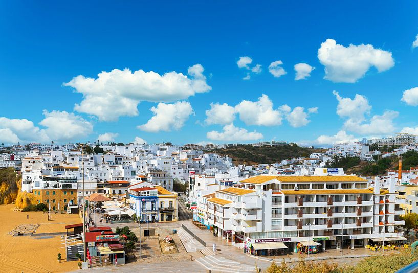 Der Strand von Albufeira an der Algarve in Portugal von Ivo de Rooij