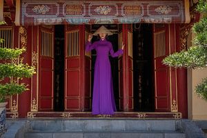 Une femme vietnamienne en robe traditionnelle violette