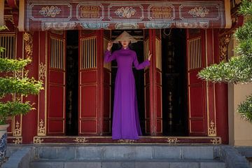 A Vietnamese woman in purple traditional dress by Anges van der Logt