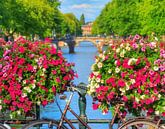 Bloemen op de gracht in Amsterdam van Dennis van de Water thumbnail