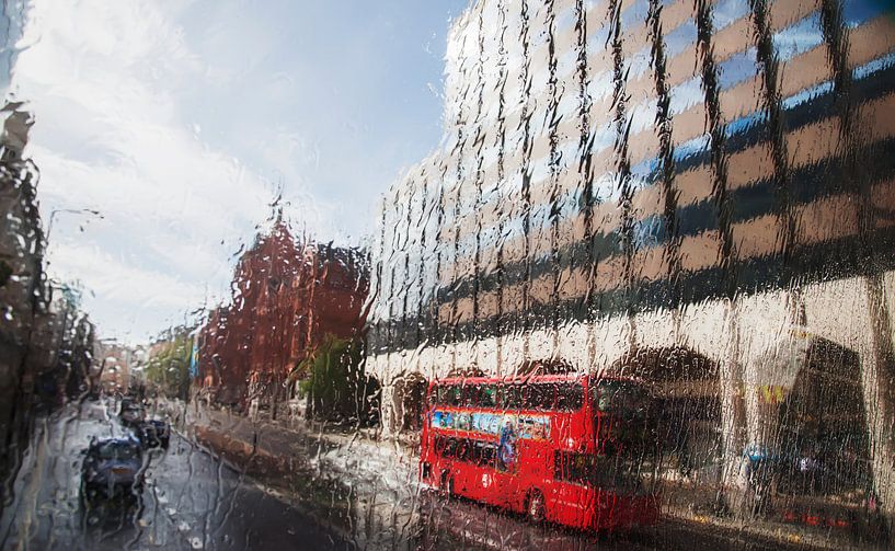 London in rain by Ariadna de Raadt-Goldberg
