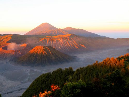 Prachtige zonsopgang bij de vulkaan Mount Bromo op Java