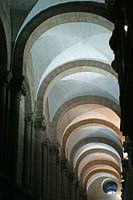 Farbenfrohes Linienspiel in den Gewölben der Kathedrale von Santiago de Compostela.