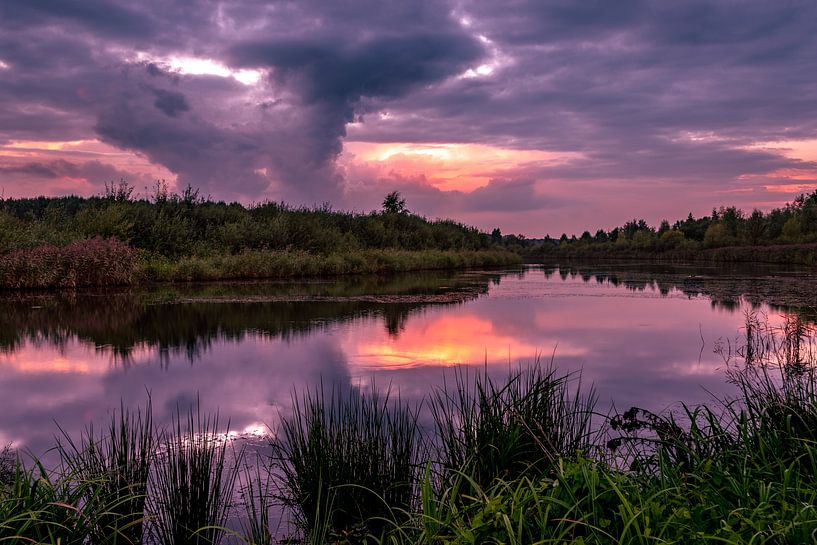 ein stürmischer Sonnenuntergang mit Farbspritzern von Kim Lijnders